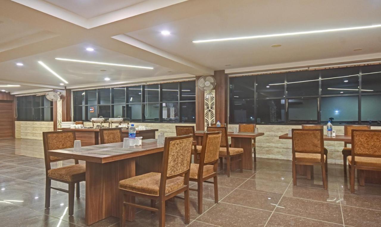 Hotel Luxura, Ahmedabad Exterior photo