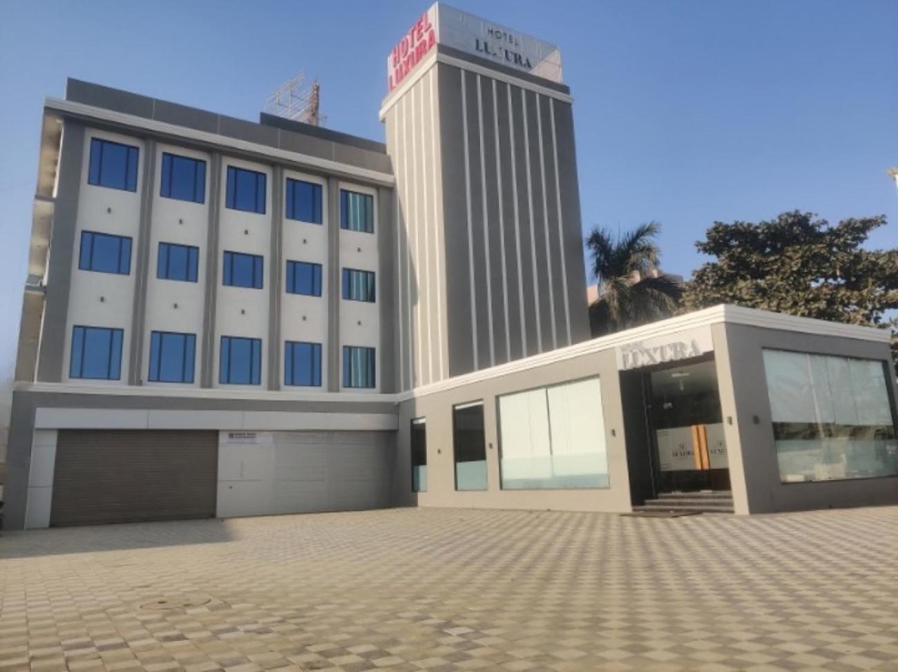 Hotel Luxura, Ahmedabad Exterior photo